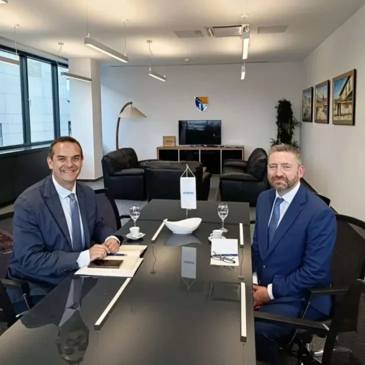 Aerodrom sarajevo dino selimovic i Adrian Farrell ambasador irske u bih
