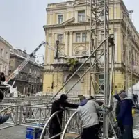Docek nove godine Postavljanje bine ispred Vjecne vatre etto