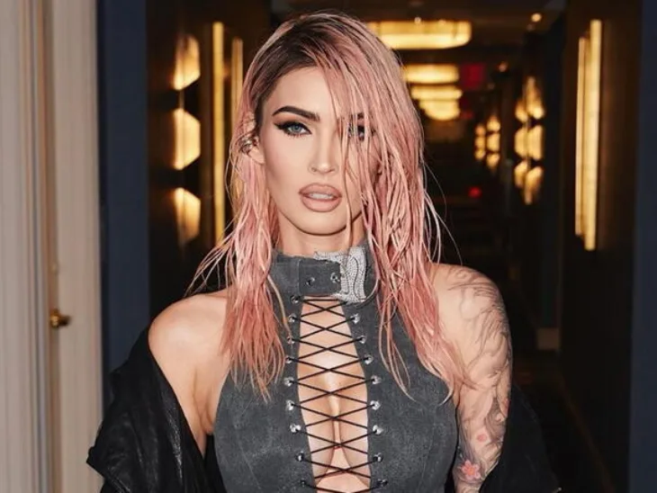 Megan fox dosla na zabavu u korzetu i gacicama fanovi je napali megan fox 65cb133edb121