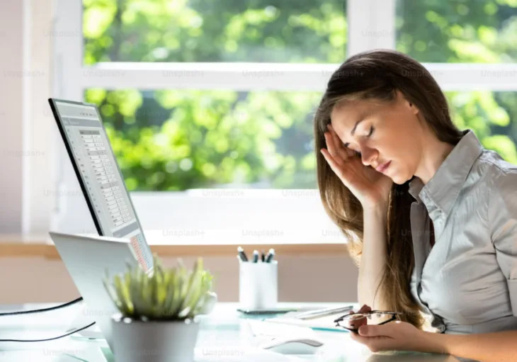 Stres umor glavobolja djevojka posao laptop naocale bol 872x610