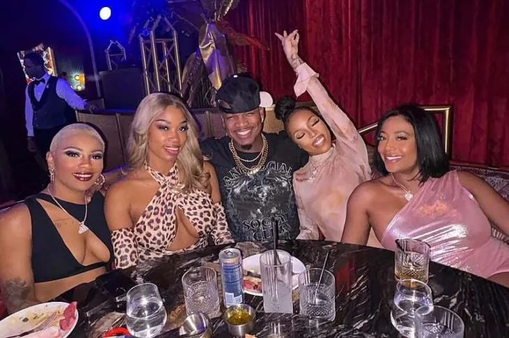 Americki pjevac Ne Yo  sa četiri žene