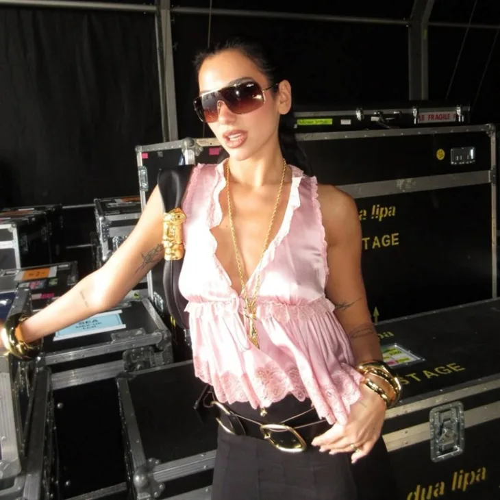 Dua Lipa izgleda bozanstveno u nabranoj majici