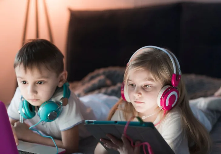 Djeca laptop tehnologija soba 872x610