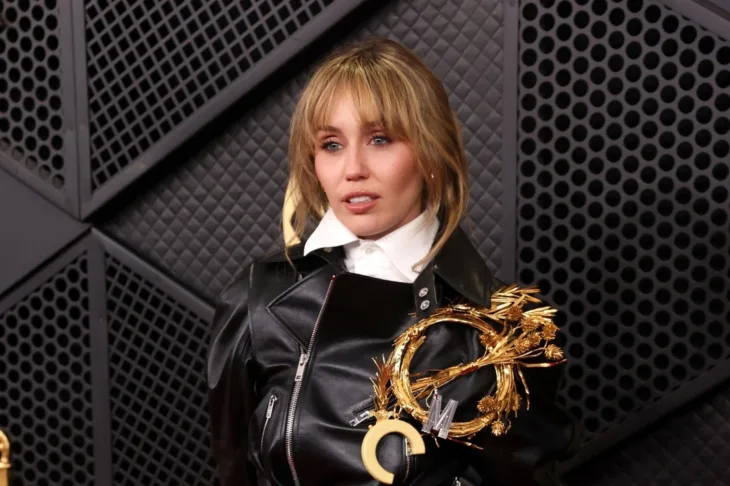 Miley Cyrus je nosila puder od 13 eura i izgledala je besprijekorno