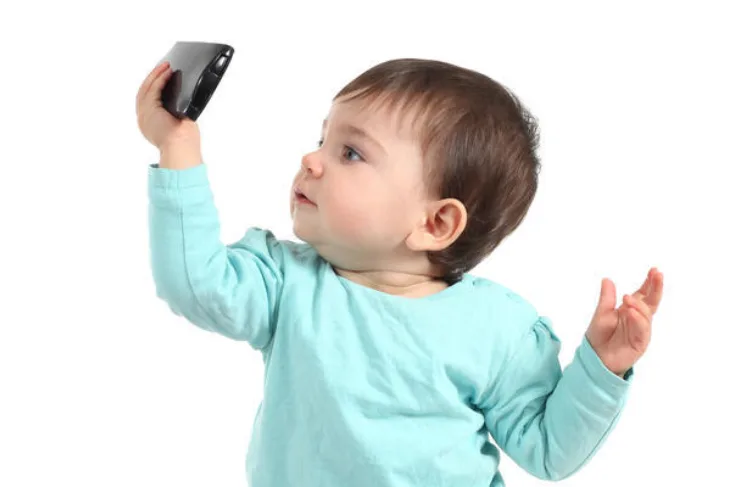 Dijete sa telefonom