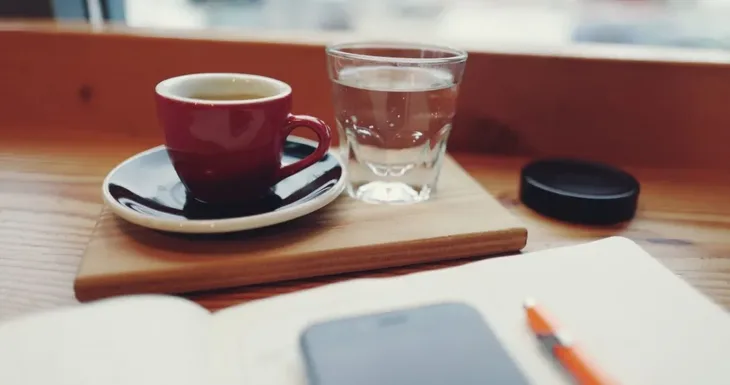 Kafa Voda uz kafu