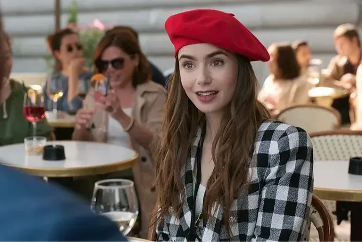 Lily Collins u seriji Emily in Paris