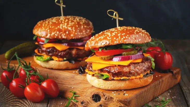 Hamburger shutterstock hamburger burger cizburger brza hrana fast food 65fbe86c0219d 944px