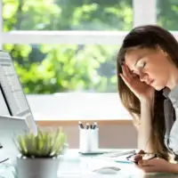 Stres umor glavobolja djevojka posao laptop naocale bol 872x610