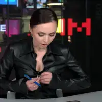 Voditeljica zakopcava kosulju Screenshot / YouTube