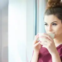 Caj kafa napitak zena 872x610