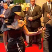 Kim Kardashian se iznervirala jer je zaštitar nagazio njenu haljinu