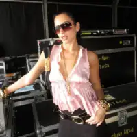 Dua Lipa izgleda bozanstveno u nabranoj majici