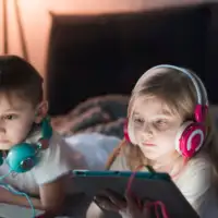 Djeca laptop tehnologija soba 872x610