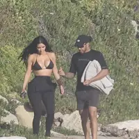 Kim Kardashian i Lewis Hamilton razmjenjivali njeznosti na plazi
