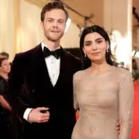 Jack Quaid i Claudia Doumit