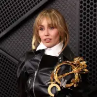 Miley Cyrus je nosila puder od 13 eura i izgledala je besprijekorno