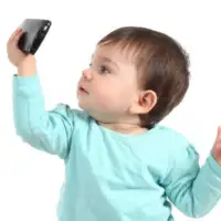 Dijete sa telefonom