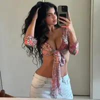 Kylie Jenner pokazuje trbusne misice u crop topu i bijelim farmerkama