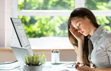 Stres umor glavobolja djevojka posao laptop naocale bol 872x610