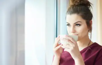 Caj kafa napitak zena 872x610