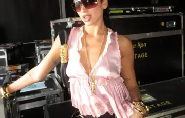 Dua Lipa izgleda bozanstveno u nabranoj majici