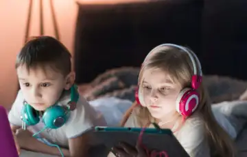 Djeca laptop tehnologija soba 872x610