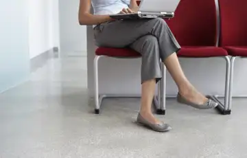 Sjedenje prekrizenih nogu moze imati posljedice