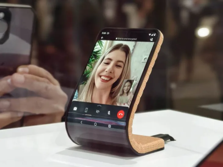 Motorola savitljivi telefon adaptivni displej Foto Twitter gogiinc 1 X
