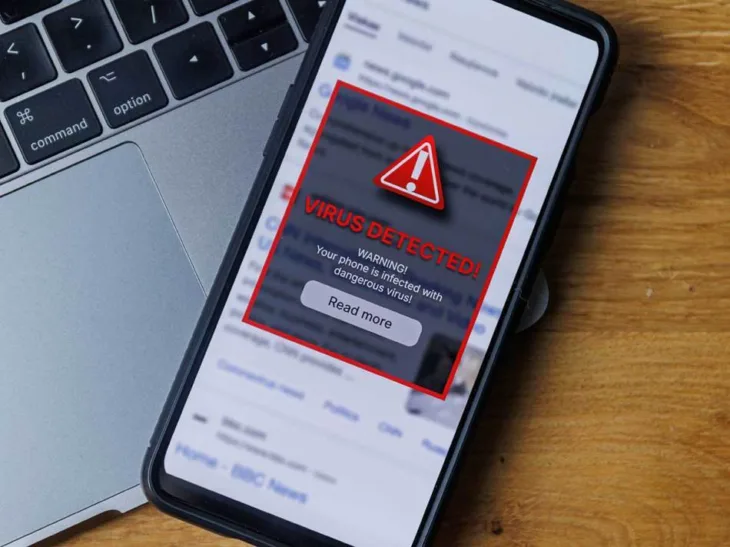 Virus na telefonu shutterstock