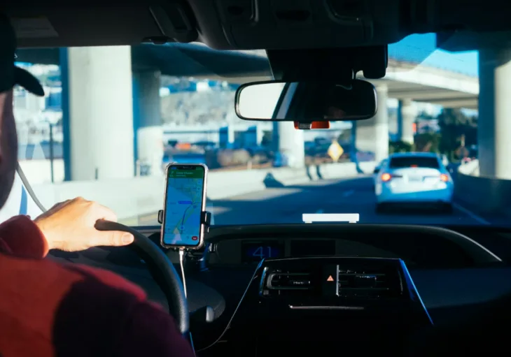 Vozac automobil navigacija voznja auto 872x610