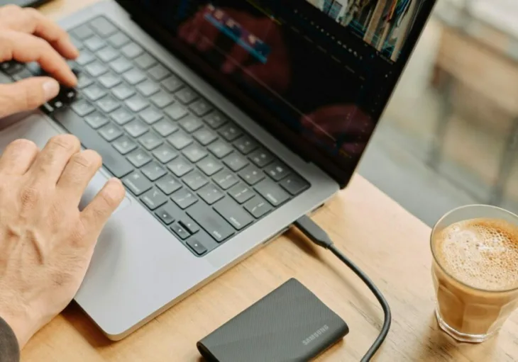 Racunar laptop usb rad posao scaled 872x610