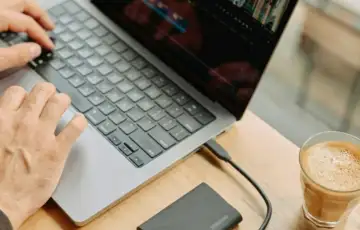 Racunar laptop usb rad posao scaled 872x610