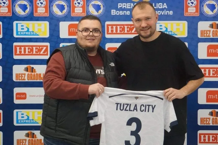 Aleksey Nikitin na potpisu ugovora za FK Tuzla City