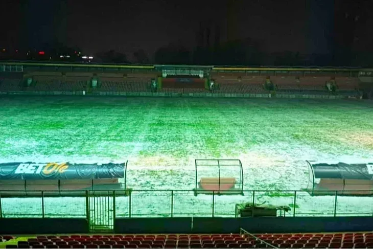 Bilino Polje Na Bilinom Polju rade grijači za uklanjanje snježnog nanosa sa travnjaka