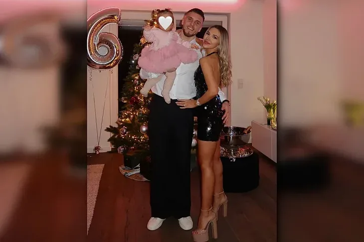 Ermedin Demirovic Demirović sa suprugom i kćerkicom dočekao novu godinu (Foto: Instagram)