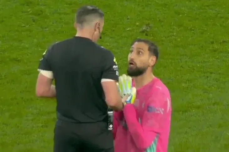 Gianluigi Donnarumma Pao na koljena i molio sudiju da poništi gol Evertonu