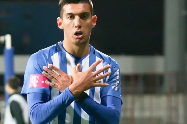 Myrto Uzuni E Pa