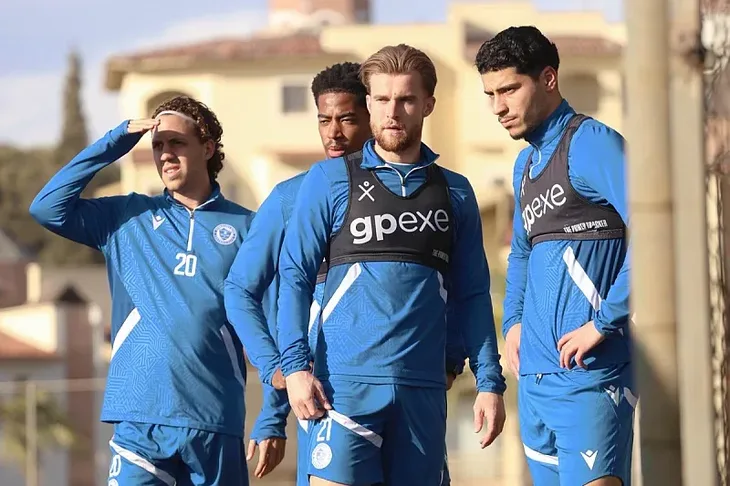 Troupee Seedorf Konings i Oulad M Hand