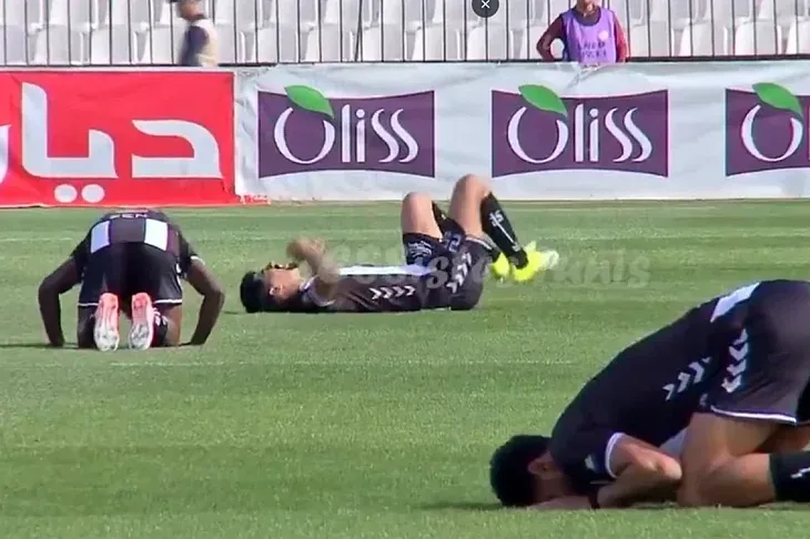 Tunis Iscrpljeni igraci popadali po terenu Poste razaman