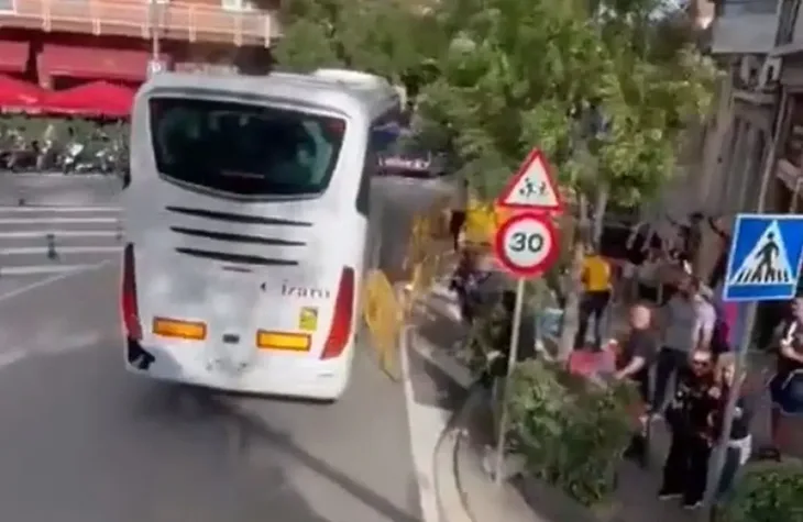 Autobus real madrida izazvao udes na ulicama barcelone domacini zestoko reagovali