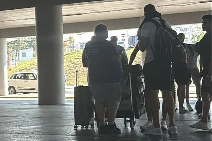 Džanan Musa Košarkaši BiH čekaju autobus (Foto: Instagram)