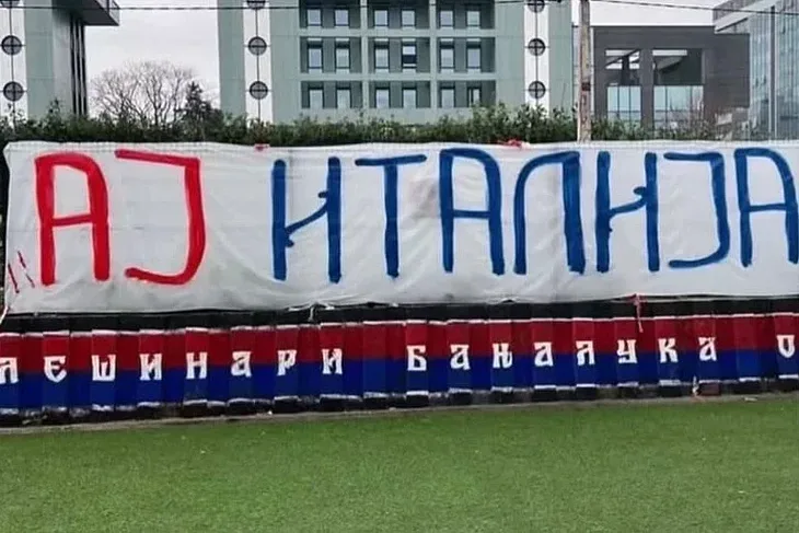 Zmajevi FK Borac Lešinari Navijaci Borca usred Bi H razvili transparent Aj Italija