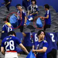 Japanski navijaci nakon zavrsetka utakmice na Mundijalu skupljali smece i cistili stadion