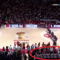 Kosarka srbijanski mladi kosarkaski odali pocast himni bih