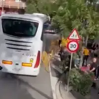 Autobus real madrida izazvao udes na ulicama barcelone domacini zestoko reagovali