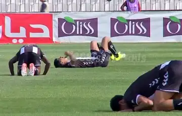 Tunis Iscrpljeni igraci popadali po terenu Poste razaman