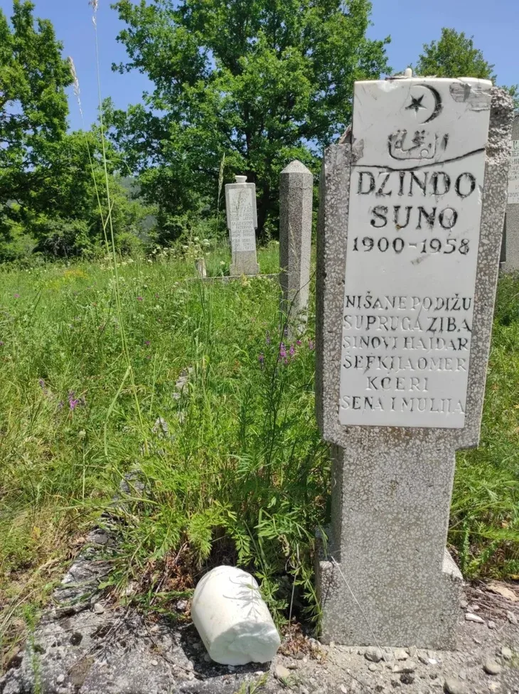 vandalski čin na mezarju u Turkovićima