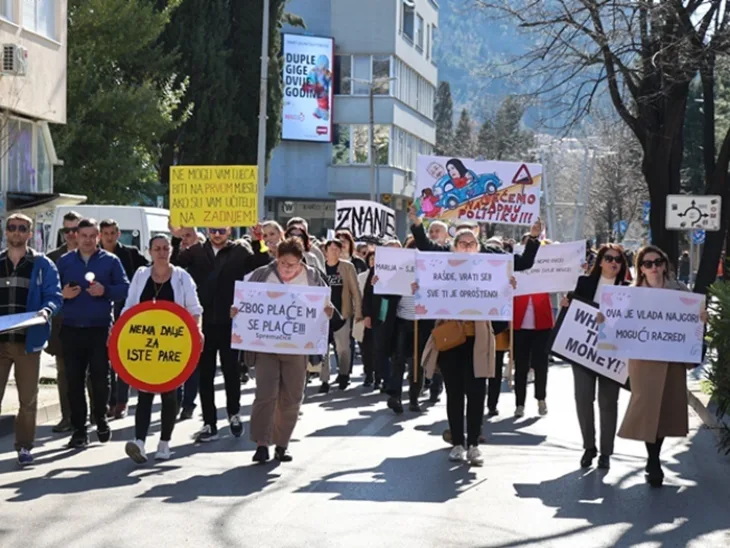 mostar fena Foto prosvjetni radnici u hnk na ulici traze prava protest mostar 65d4af9116e7f