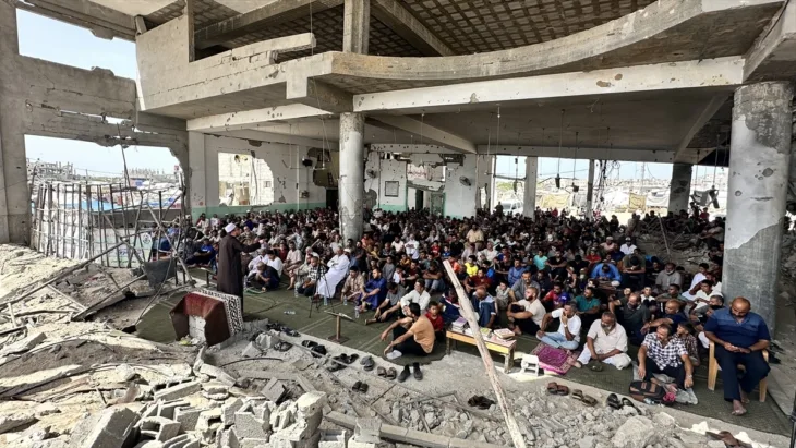 PALESTINCI NA RUSEVINAMA DZAMIJE U GAZI KLANJALI DZUMANAMAZ
